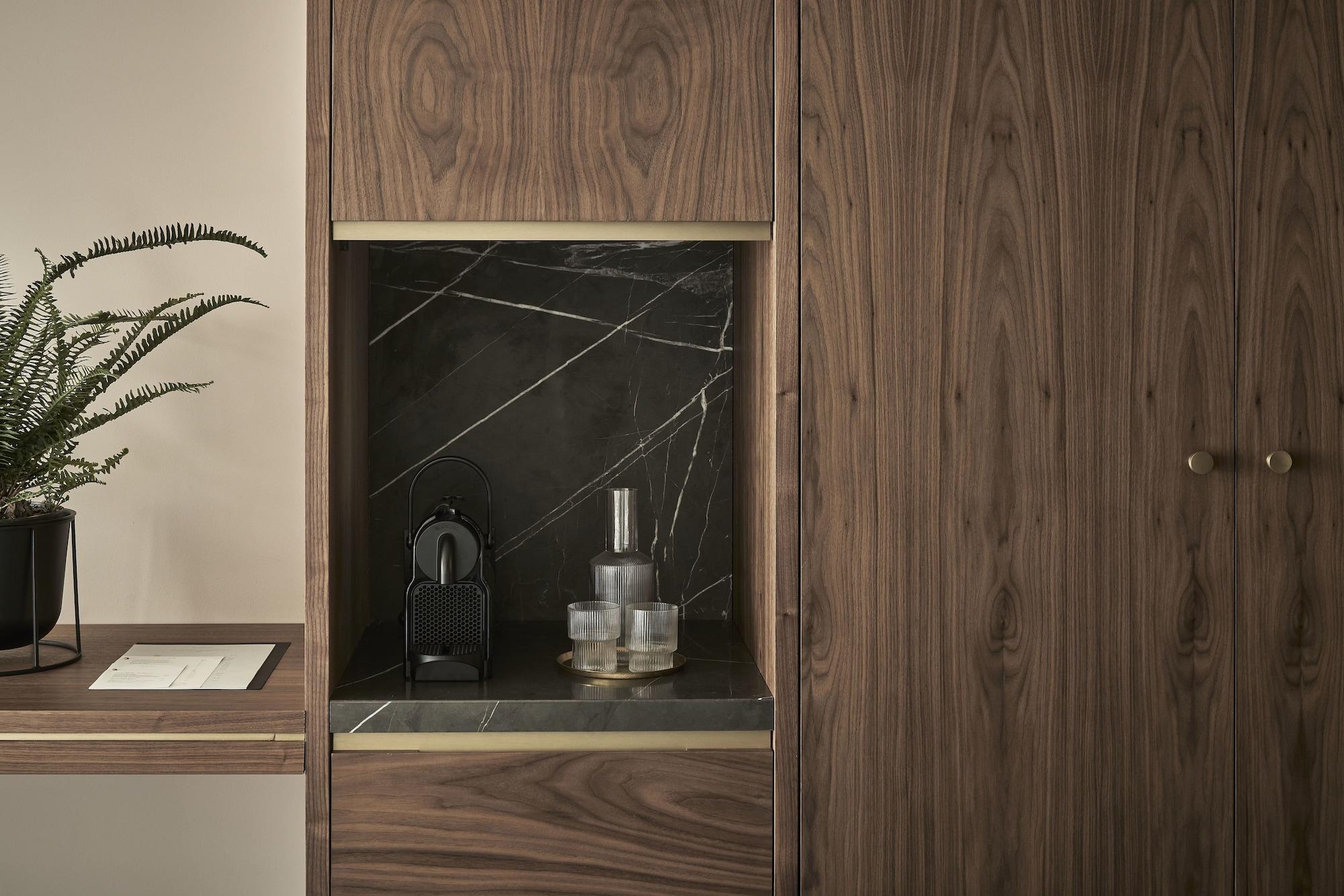 Perianth Hotel Athen Eksteriør billede A coffee machine in a kitchen