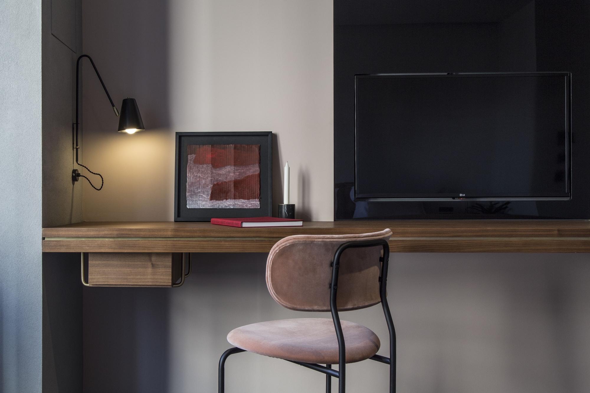 Perianth Hotel Athen Eksteriør billede A wall-mounted desk